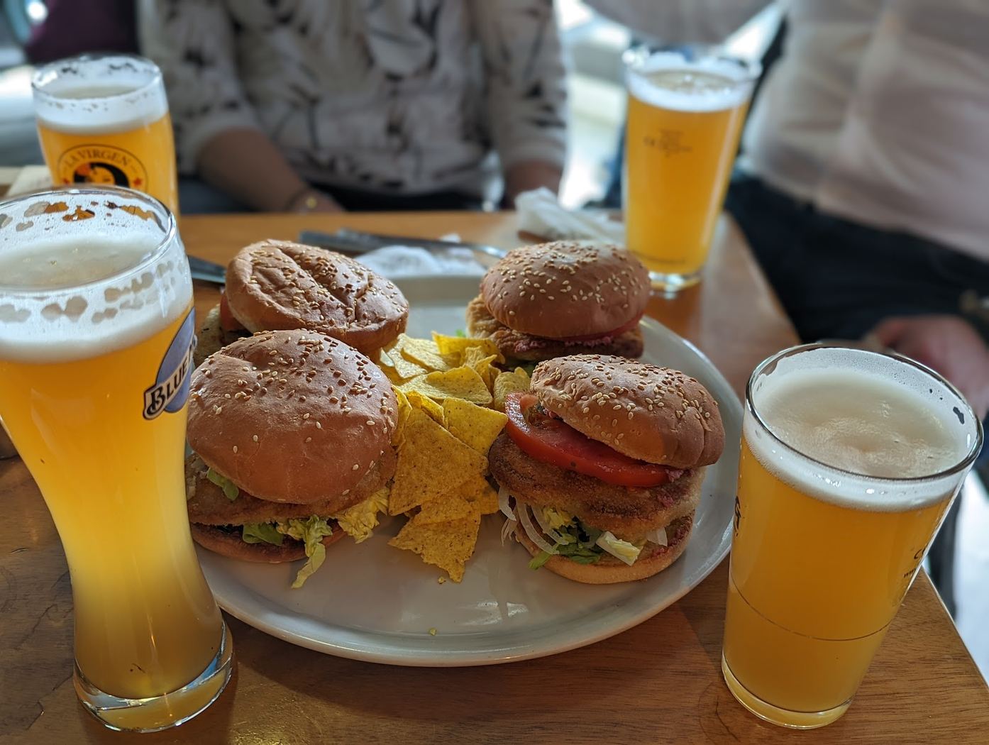 Mini Burgers de carne y pollo con patatas fritas caseras